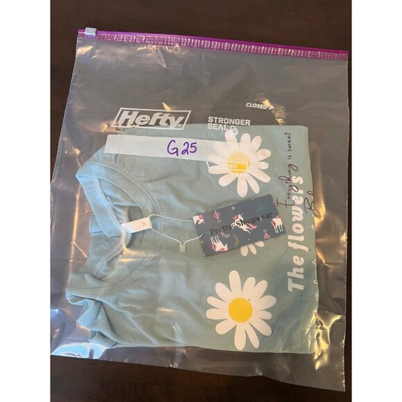 NWT Girl's Graphic T-Shirt. Cotton Poly blend. Daisy. Size Youth Medium - Picture 6 of 6